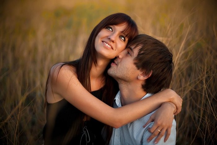 Счастливая пара в поле