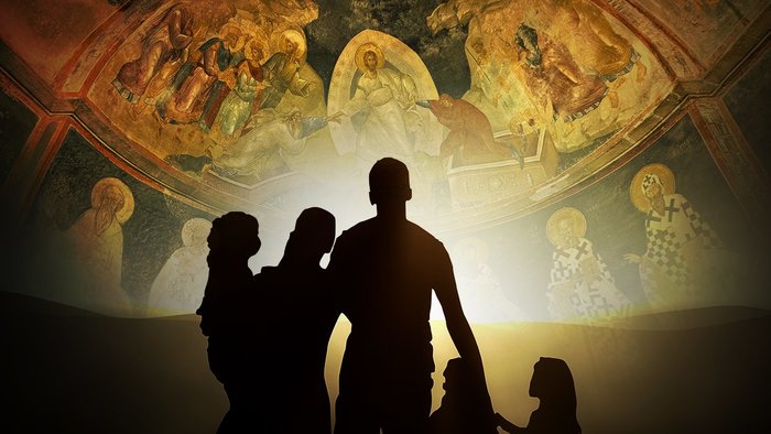 Силуэт семьи на фоне церковного купола