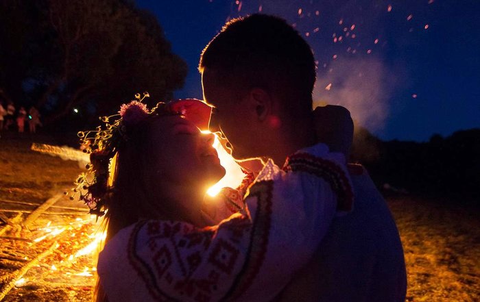 Пара влюбленных на празднике Ивана Купала