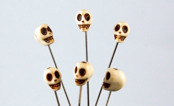 Необычные булавки, украшенные черепами