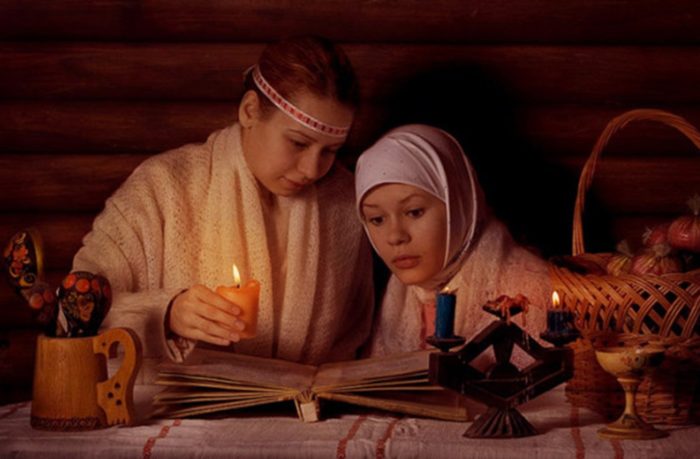 Две девушки читают заговор на продажу