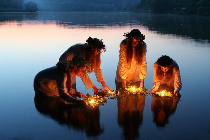 Гадание на венках на воде