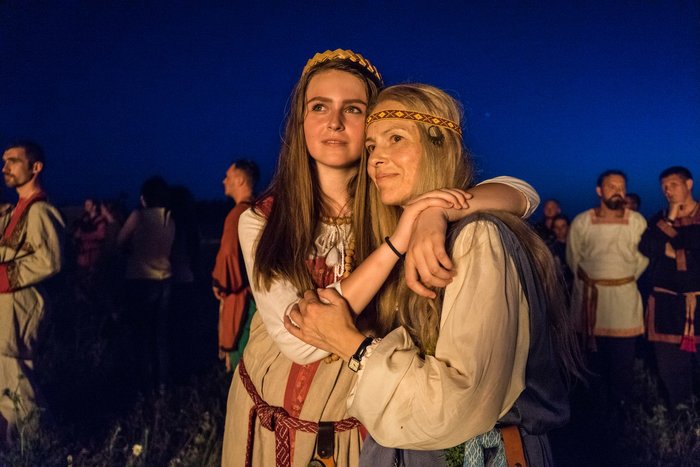 Девушки в славянских костюмах обнимаются