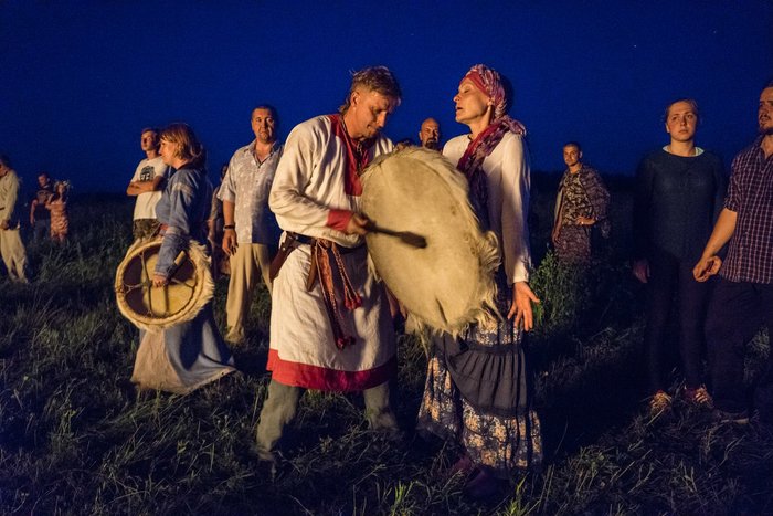 Ворожба у костра с бубнами
