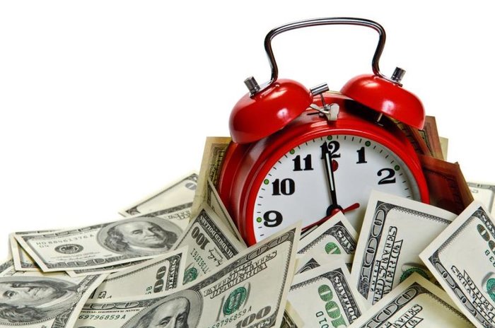 Символичный макет - часы и доллары представляют быструю продажу