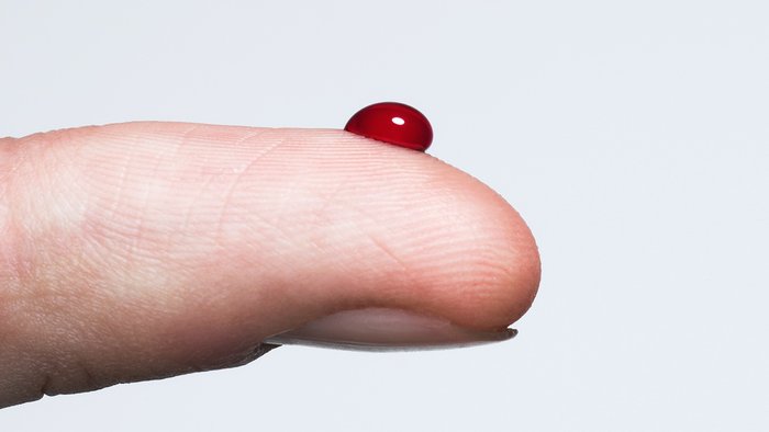 Капля крови на пальце