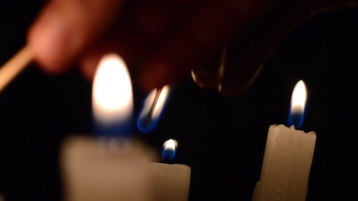 Свеча, отражающаяся в зеркале