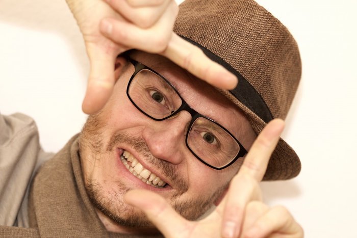 Мужчина изображает фото жестами