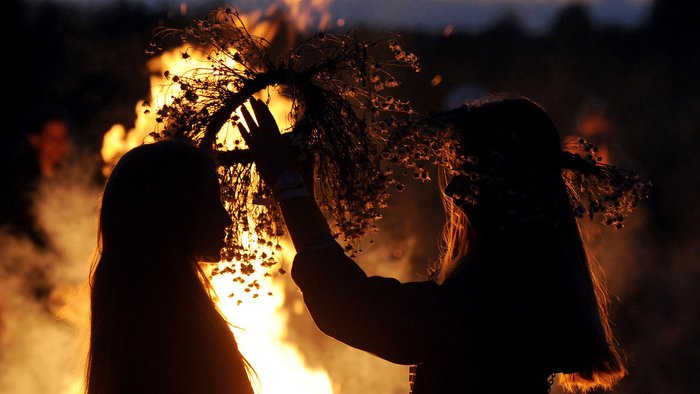Девушки передают друг другу венки