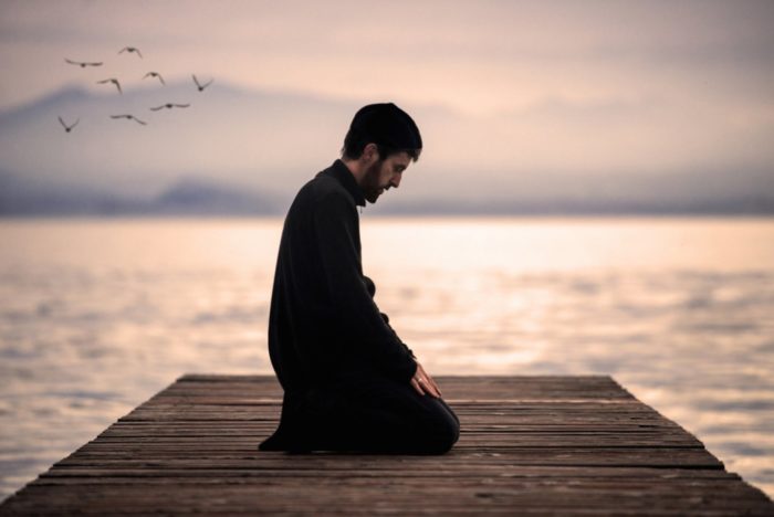 Мусульманин молится у воды