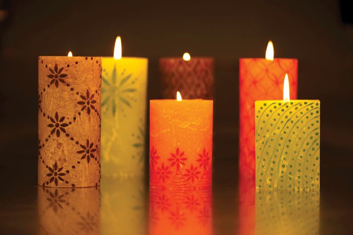 Разноцветные свечи с узорами