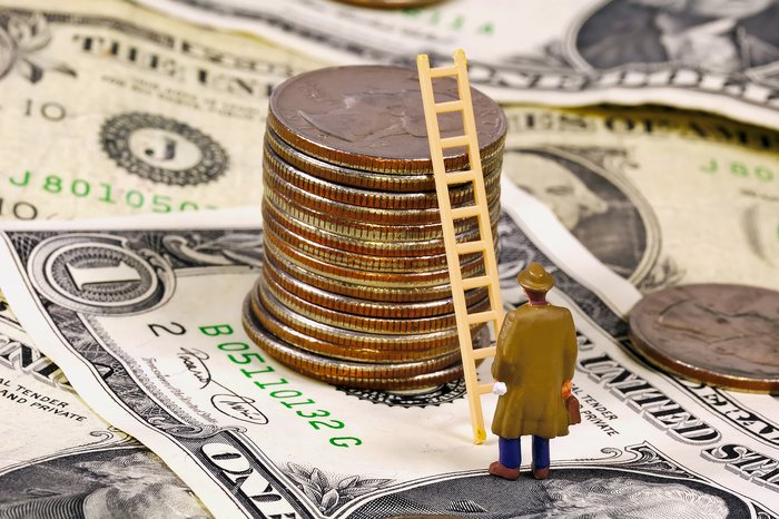 Символичная постановка - игрушка стремится к золотой башне из монет