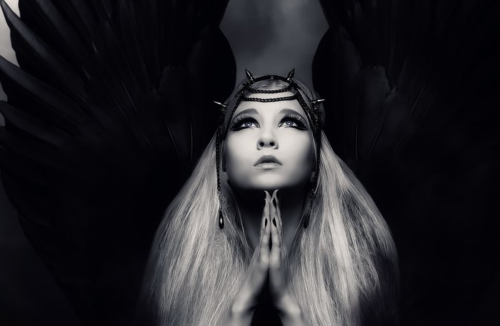 Девушка проводит заговор