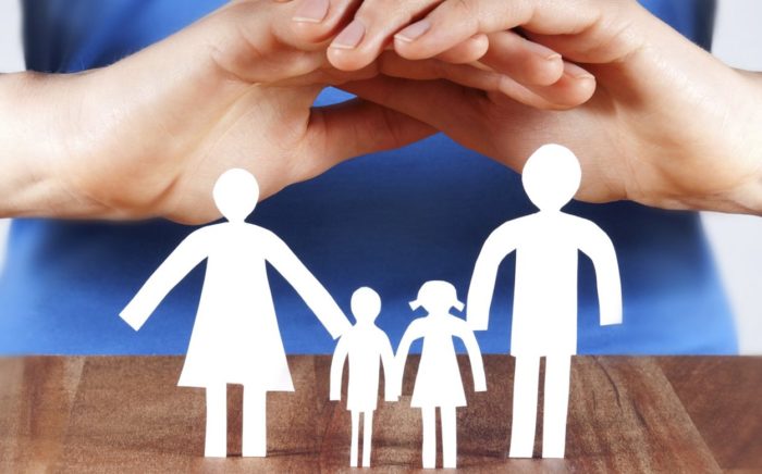 Женщина проводит защитный обряд с использованием бумажных фигурок