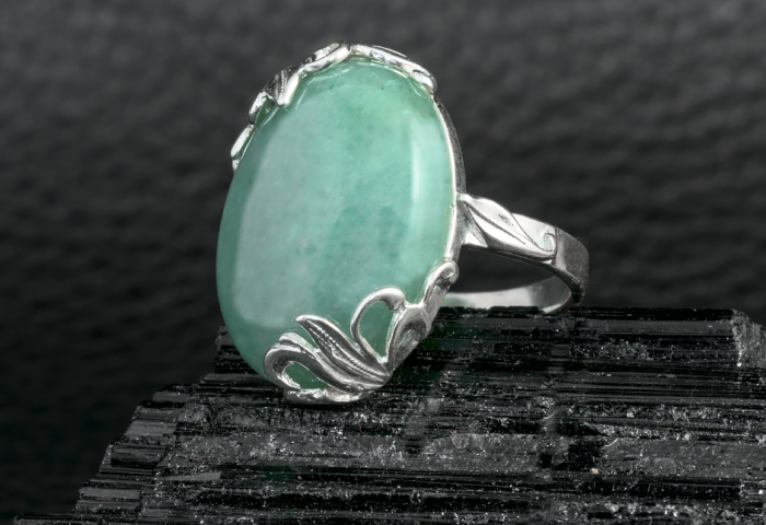 Нефрит в серебре