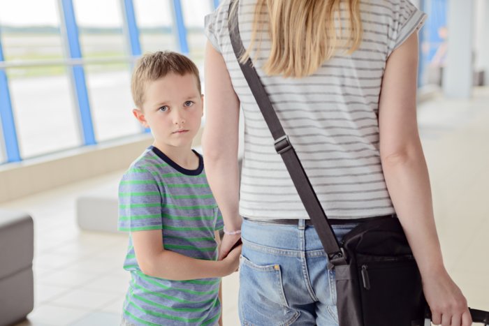 Грустный мальчик с мамой