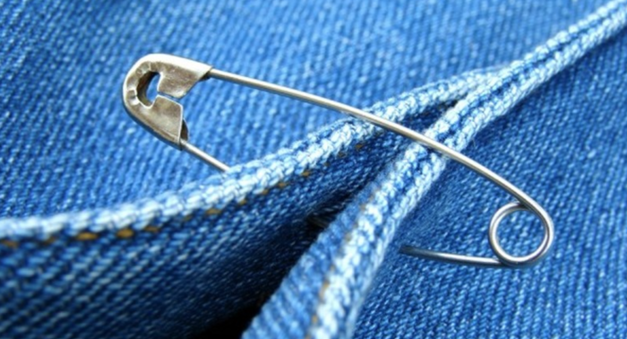 Как носить булавку от сглаза?