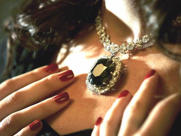 Женский драгоценный камень-талисман