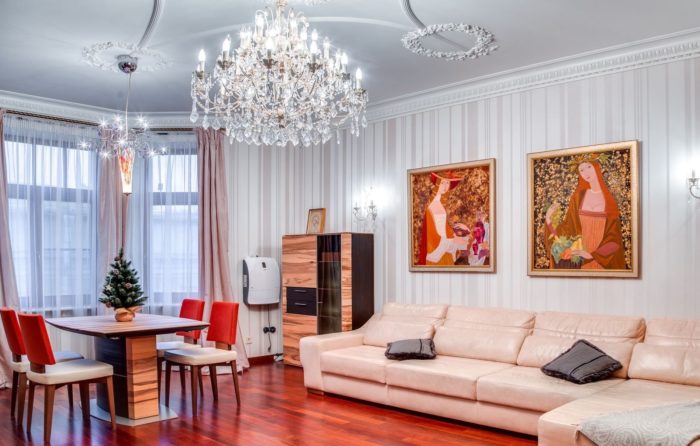 Чистая праздничная комната