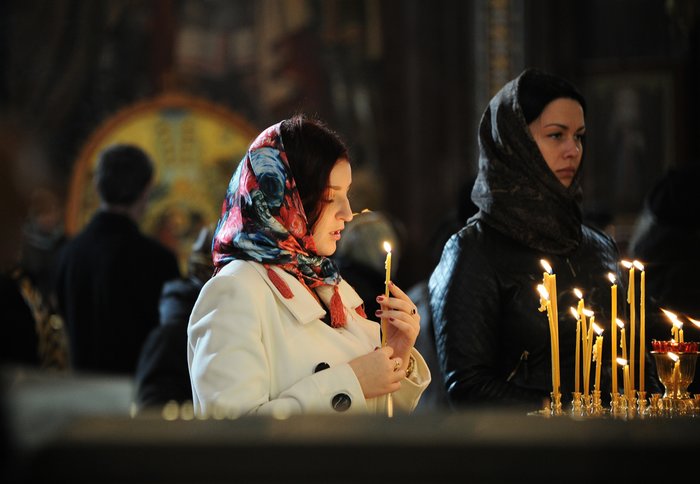 Девушки в церкви