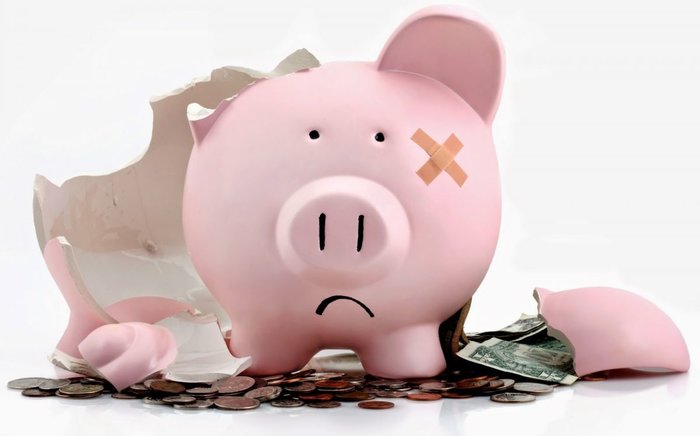 Разбитая копилка - символ тяжелого финансового положения