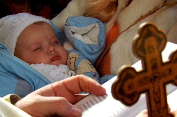 Мама с младенцем в церкви