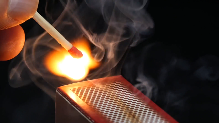 Зажигание спички