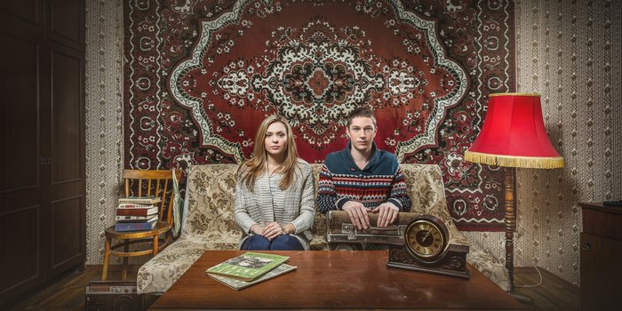 Супруги сидят на диване