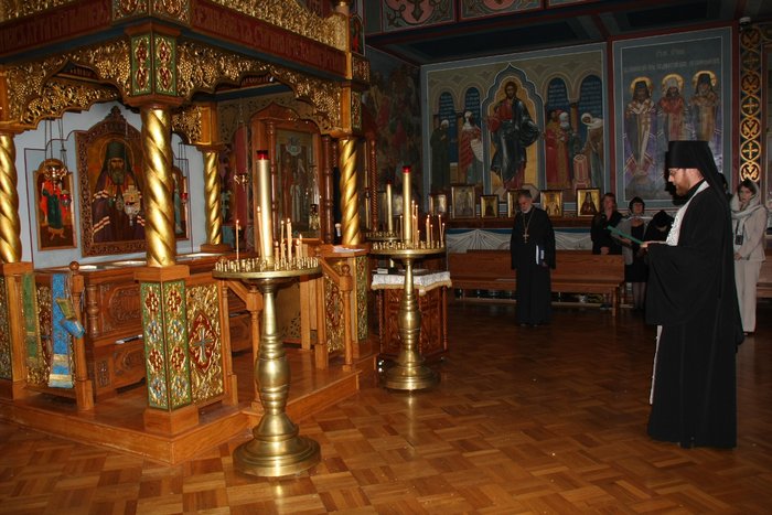 Священник в церкви